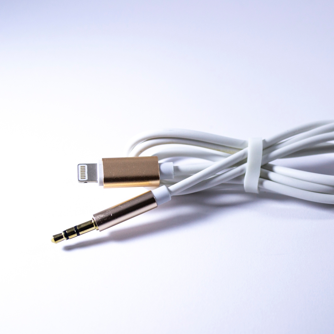 EARLDOM LIGHTNING TO 3.5MM PLUG